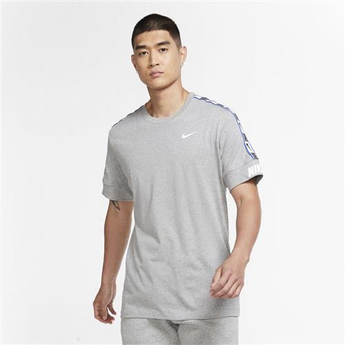 Se Nike M Nsw Repeat Tee Ss XL - T-shirts Bomuld hos Magasin ved Magasin