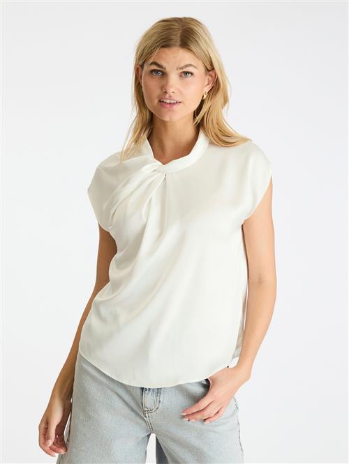 Neo Noir Fleur Drapy Satin Blouse Kvinde Off White Kortærmede Bluser Str 36 - hos Magasin