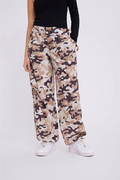 Envii Enrope Pants AOP 7038 Kvinde Desert Camo Cargo Bukser Str S - hos Magasin