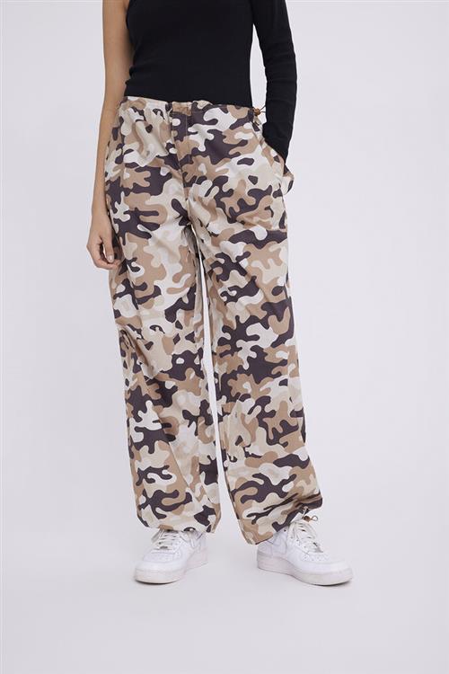 Envii Enrope Pants AOP 7038 Kvinde Desert Camo Cargo Bukser Str XL - hos Magasin