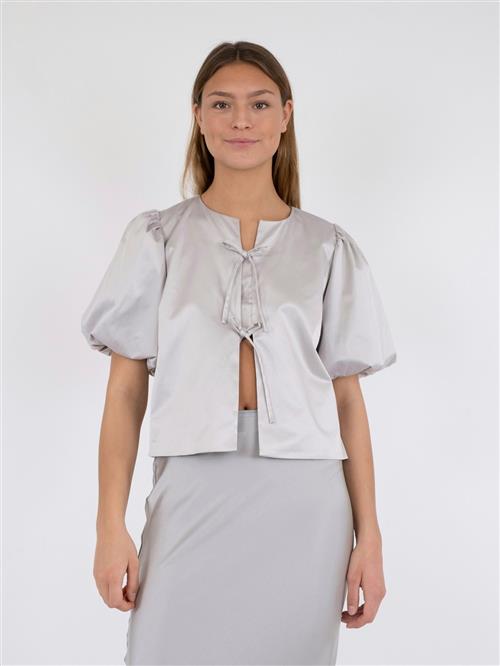 Se Neo Noir Aska Dull Satin Blouse Kvinde Light Grey Kortærmede Bluser Str 42 - hos Magasin ved Magasin