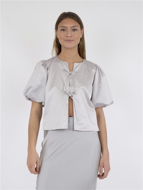 Se Neo Noir Aska Dull Satin Blouse Kvinde Light Grey Kortærmede Bluser Str 36 - hos Magasin ved Magasin