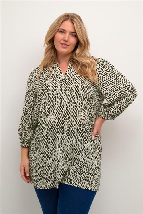 Se Kaffe Curve Kcjenny Tunic Kvinde Turtledove/black Graphic Dot Tunikaer Str 44 - hos Magasin ved Magasin