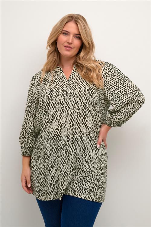 Se Kaffe Curve Kcjenny Tunic Kvinde Turtledove/black Graphic Dot Tunikaer Str 54 - hos Magasin ved Magasin