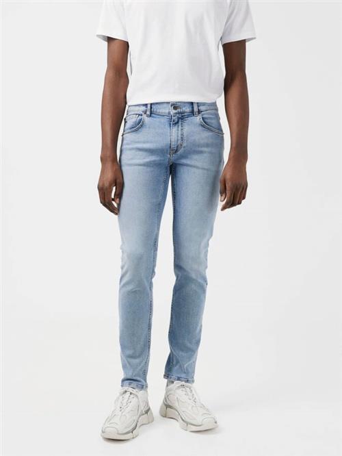 Se J. Lindeberg Jay Active Light Indigo Jeans Mand Light Blue Jeans Str W28 / L32 - hos Magasin ved Magasin