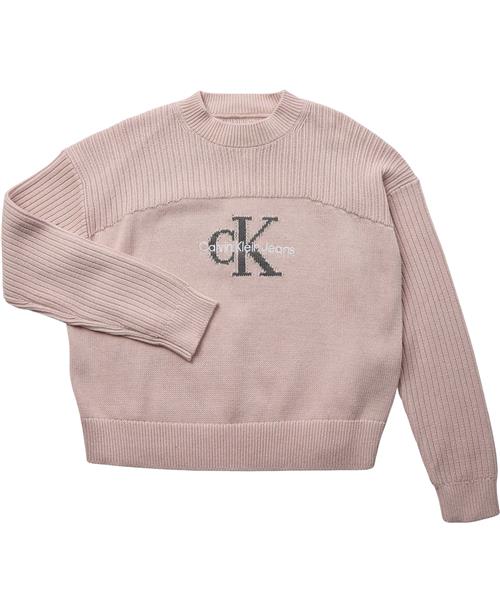 Se Calvin Klein Monologo Sweater Str 14 - Peach Whip Sweatshirts hos Magasin ved Magasin