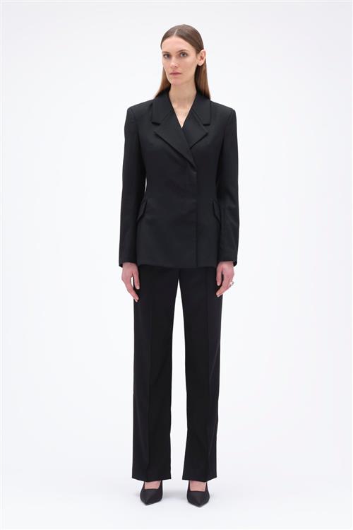 Se REMAIN Fitted Blazer Kvinde Black Blazere Str 40 - hos Magasin ved Magasin