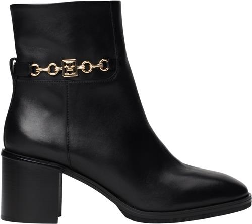 Se Tommy Hilfiger TH Chain Leather MID Heel Bootie Kvinde Black Sneakers Str 40 - hos Magasin ved Magasin