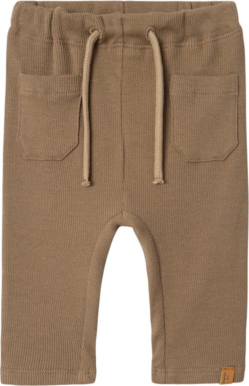 Se Lil' Atelier Nbmhalli Nreg Pant LIL Str 62 - Sepia Tint Bukser hos Magasin ved Magasin