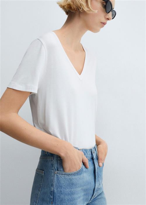 Se MANGO Vneck T-shirt Kvinde White Kortærmede T-shirts Str M - hos Magasin ved Magasin