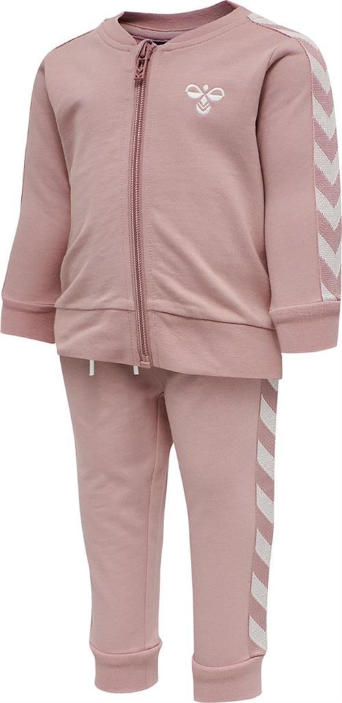 Se Hummel Hmlbille Tracksuit Str 3 år / 98 cm - Rosa Sweatshirts Bomuld hos Magasin ved Magasin