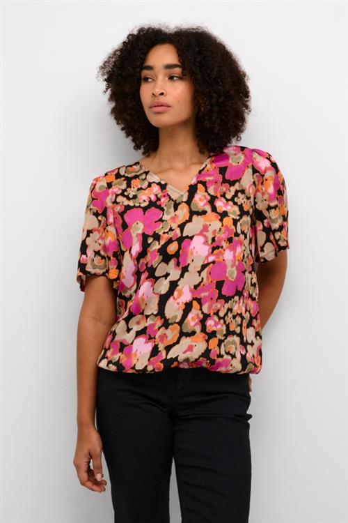 Se Kaffe Kalaila Blouse Kvinde Pink Melon Blurry Flower Kortærmede Bluser Str 40 - hos Magasin ved Magasin