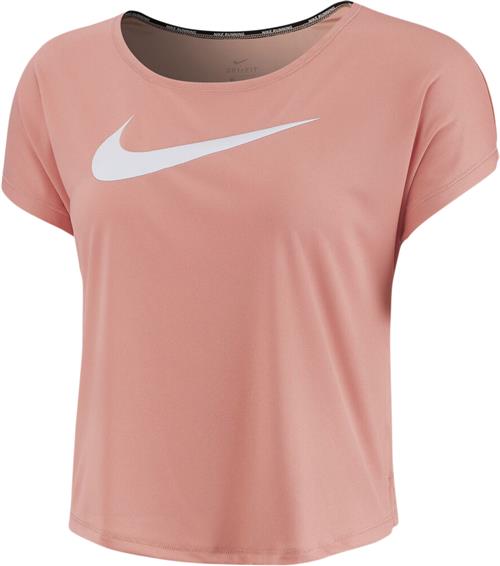 Se Nike Swoosh Run SS Top XL - Trænings T-shirts Polyester hos Magasin ved Magasin