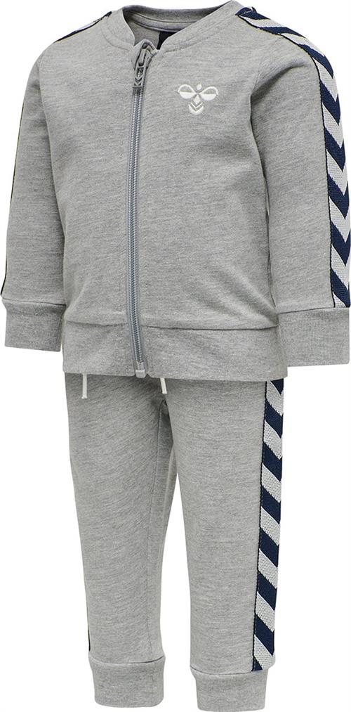 Se Hummel Hmlbille Tracksuit Str 9-12 mdr / 80 - Grå Sweatshirts Bomuld hos Magasin ved Magasin