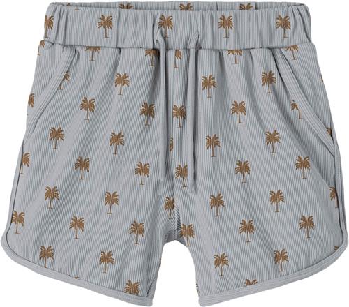 Se Lil' Atelier Nmmfagmo Loose Swim Shorts LIL Str 86 - Harbor Mist Badebukser hos Magasin ved Magasin