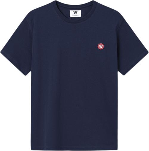 Se Wood Wood Ace Badge Tshirt Mand Navy Kortærmede T-shirts Str S - Bomuld hos Magasin ved Magasin