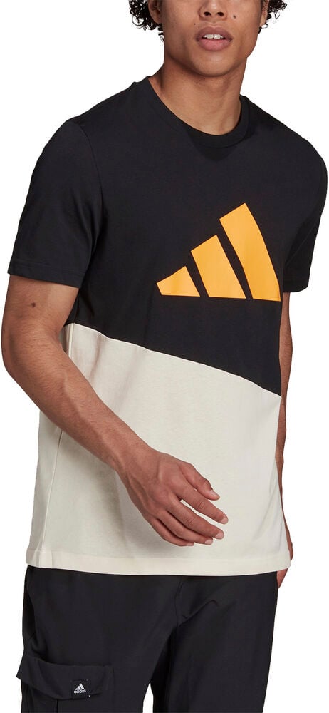 Se adidas Graphic Tshirt S - T-shirts Bomuld hos Magasin ved Magasin