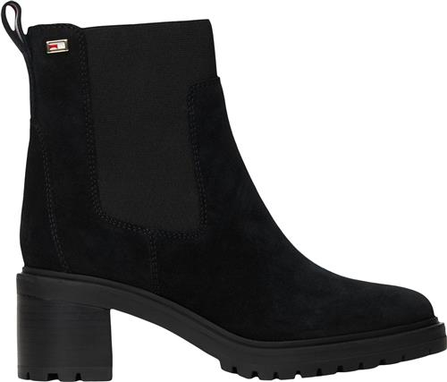 Se Tommy Hilfiger Flag MID Heel Suede Chelsea Kvinde Black Støvletter Str 39 - hos Magasin ved Magasin