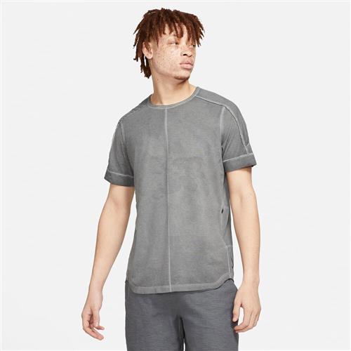 Se Nike Yoga Nomad Specialty Dyed T Shirt XXL - T-shirts hos Magasin ved Magasin