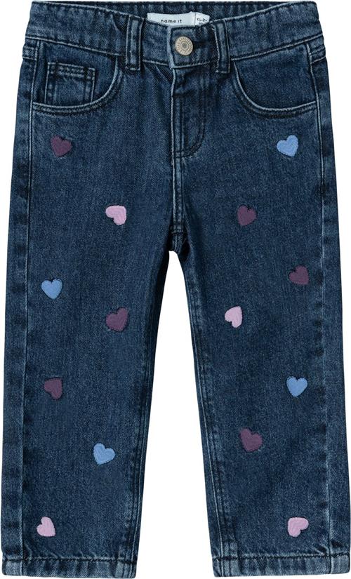 Se Name It Nmfbella MOM Jeans 3110be Noos Str 98 - Dark Blue Denim/heart Embroidery Bukser hos Magasin ved Magasin