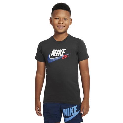 Se Nike Sportswear Standard Issue T Shirt 147-158 / L - T-shirts hos Magasin ved Magasin