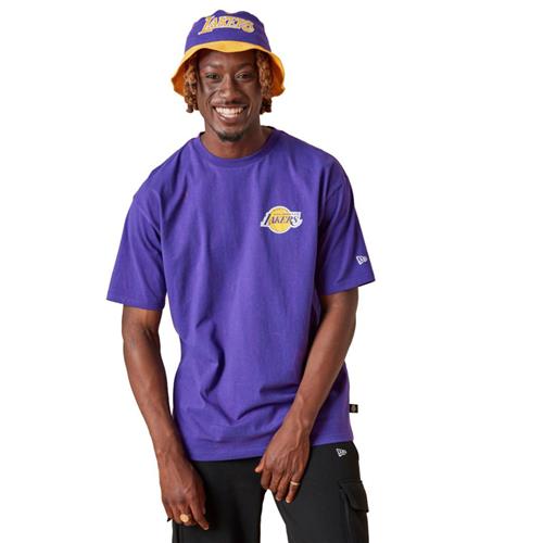 Se New Era Washed Pack Graphic os tee Mand Purple Kortærmede T-shirts Str M - Bomuld hos Magasin ved Magasin