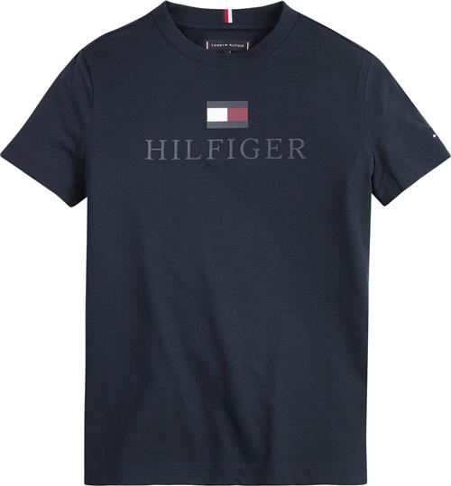 Se Tommy Hilfiger TH Logo TEE S/S Str 5 år / 110 cm - Desert Sky Kortærmede T-shirts hos Magasin ved Magasin