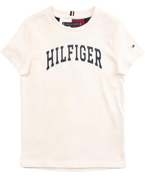 Se Tommy Hilfiger Hilfiger Varsity TEE S/S Str 5 år / 110 cm - Ancient White Kortærmede T-shirts hos Magasin ved Magasin