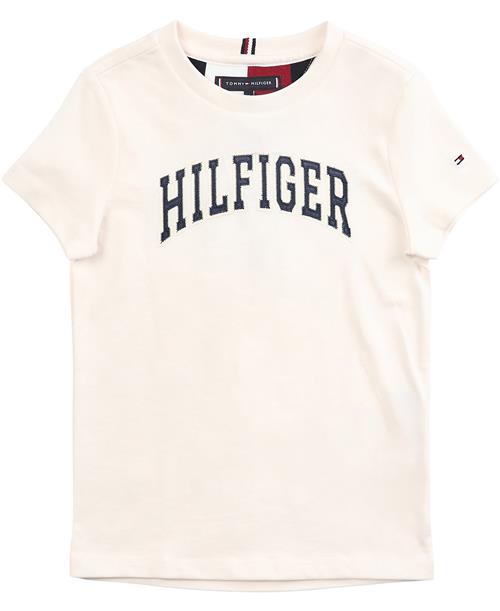 Se Tommy Hilfiger Hilfiger Varsity TEE S/S Str 8 år / 128 cm - Ancient White Kortærmede T-shirts hos Magasin ved Magasin