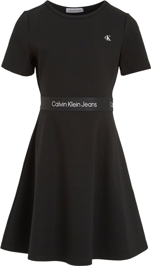 Calvin Klein Short Sleeve Dress With Logo Str 14 år - Beh Kjoler Viskose hos Magasin