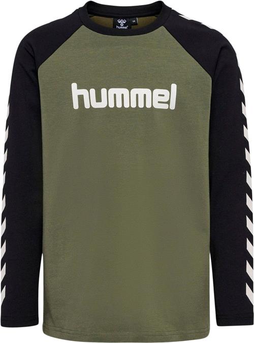 Se Hummel Boys Trøje 104 - T-shirts hos Magasin ved Magasin