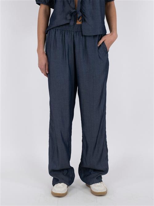 Se Neo Noir Astra Chambray Pants Kvinde Dark Navy Bukser Med Brede Ben Str 40 - hos Magasin ved Magasin