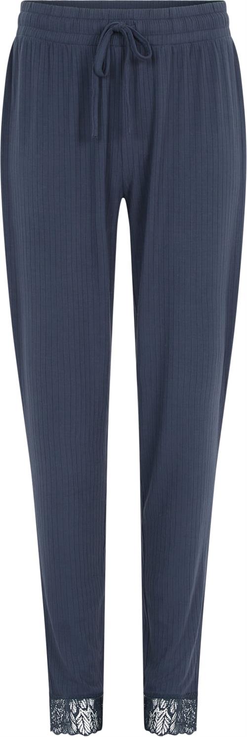 Se Femilet Laurel Trousers Natbukser Str 46 - hos Magasin ved Magasin