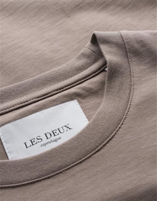 Les Deux Circle Tshirt 2.0 Mand Walnut/ivory Kortærmede T-shirts Str L - Bomuld hos Magasin