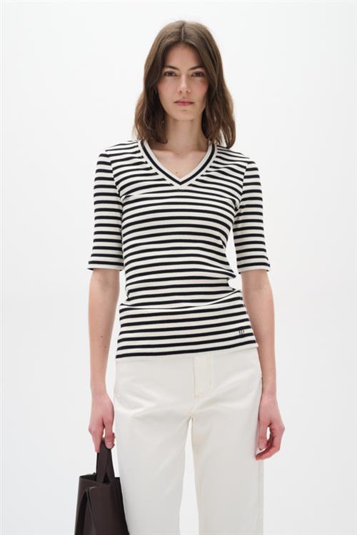 Se InWear Dagnaiw Striped V Tshirt Kvinde Black / Whisper White Kortærmede T-shirts Slim Fit Str XL - hos Magasin ved Magasin