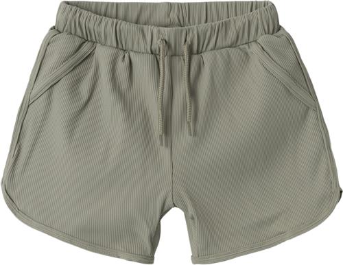 Se Lil' Atelier Nmmfarley Loose Swim Shorts LIL Str 92 - Dried Sage Badebukser hos Magasin ved Magasin