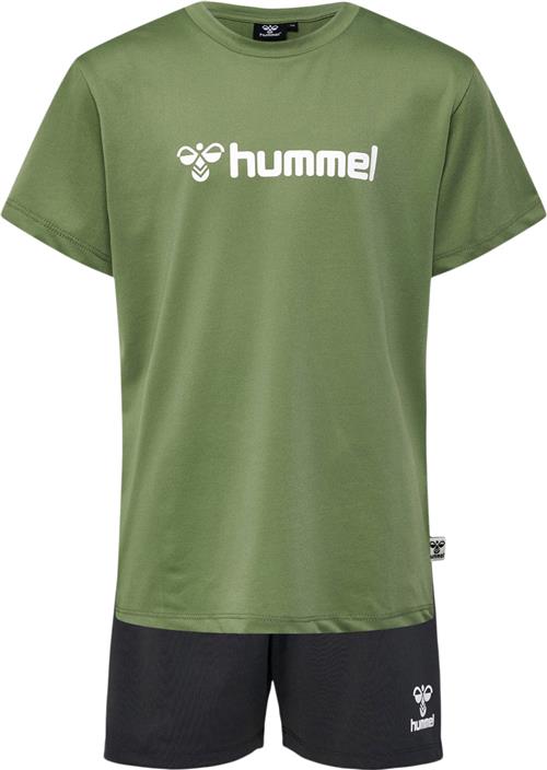 Hummel Plag Sæt Tshirt + Shorts 104 - Træningssæt hos Magasin