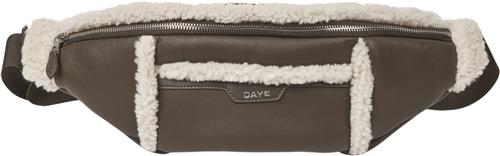 Se DAY ET Day Faux Shearling Bum L One Size - Skuldertasker Læder hos Magasin ved Magasin