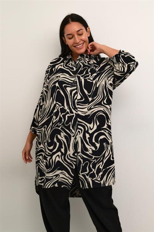 Se Kaffe Curve Kccala Shirt Tunic Kvinde Black/white Graphic Paint Tunikaer Str 50 - hos Magasin ved Magasin