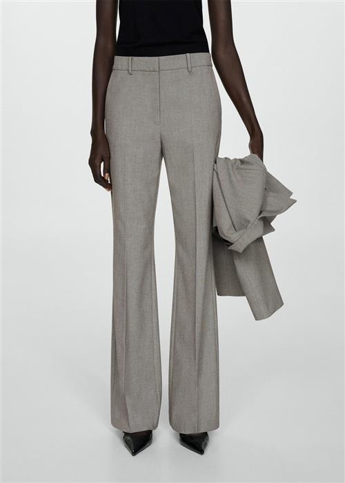 Se MANGO Highwaist Flared Trousers Kvinde Lt Pastel Grey Bukser Str 40 - hos Magasin ved Magasin