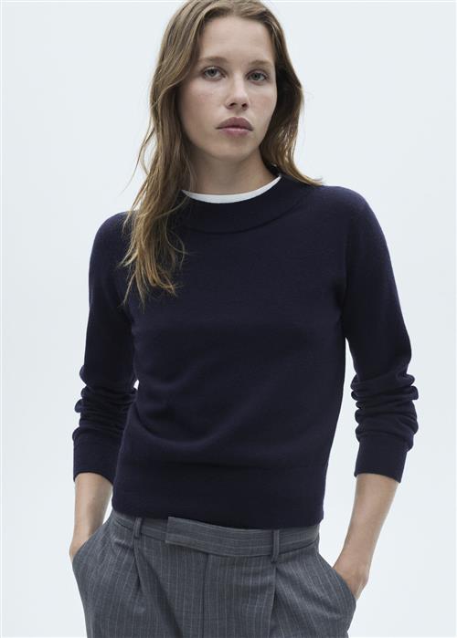 Se MANGO Straight Roundneck Sweater Kvinde Navy Sweaters Str M - hos Magasin ved Magasin