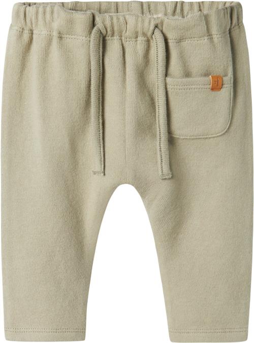 Se Lil' Atelier Nbmthoro Nreg Pant LIL Str 86 - Seagrass Bukser hos Magasin ved Magasin