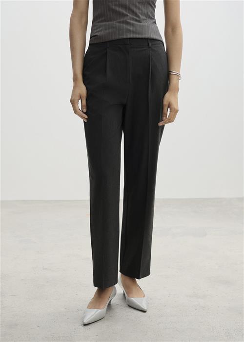 Se MANGO Pleated Straight Trousers Kvinde 92 Bukser Str 32 - hos Magasin ved Magasin