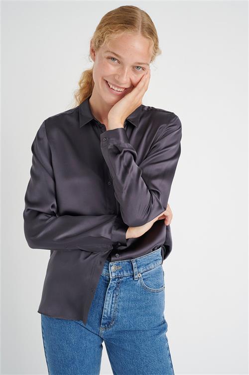 Se InWear Leonore Shirt Premium 100% Silk Kvinde Charcoal Langærmede Skjorter Relaxed Fit Str 44 - hos Magasin ved Magasin