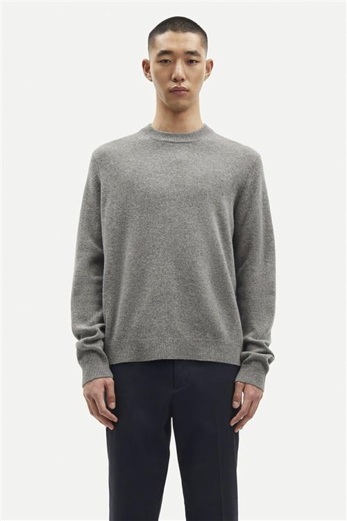 Se Samsøe Samsøe Isak Knit Sweater 15010 Mand Dark Grey Mel. Sweaters Str L - hos Magasin ved Magasin