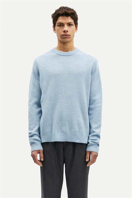 Se Samsøe Samsøe Isak Knit Sweater 15010 Mand Subdued Blue Sweaters Str M - hos Magasin ved Magasin