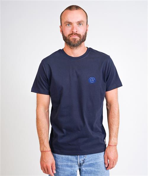 Se ELSK Globe Men's Brushed Tshirt Mand 100 Dark Navy Kortærmede T-shirts Str XL - Polyester hos Magasin ved Magasin