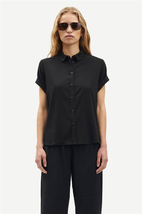 Se Samsøe Samsøe Majan ss Shirt 9942 Kvinde Black Kortærmede Skjorter Str XL - Viskose hos Magasin ved Magasin