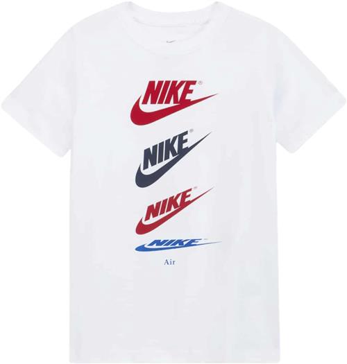 Nike B NSW TEE Futura Repeat Str 137-147 / M - White Kortærmede T-shirts Bomuld hos Magasin