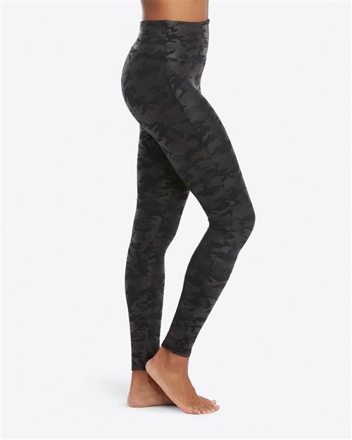 Se Spanx Camo Leggings Kvinde Black Camo Leggings Str L - Nylon hos Magasin ved Magasin